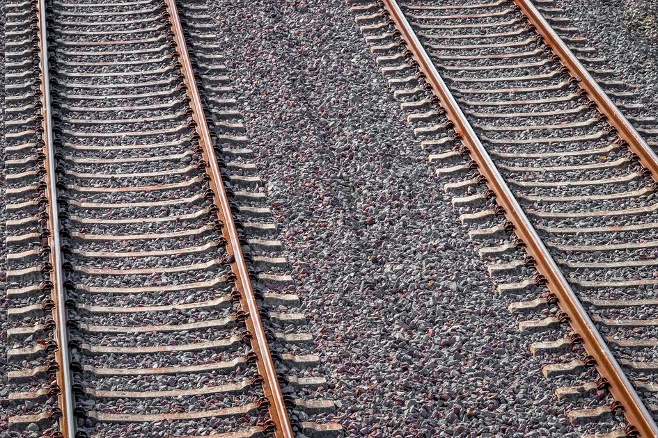 Por poco colisión entre bus y tren turístico en Ollantaytambo